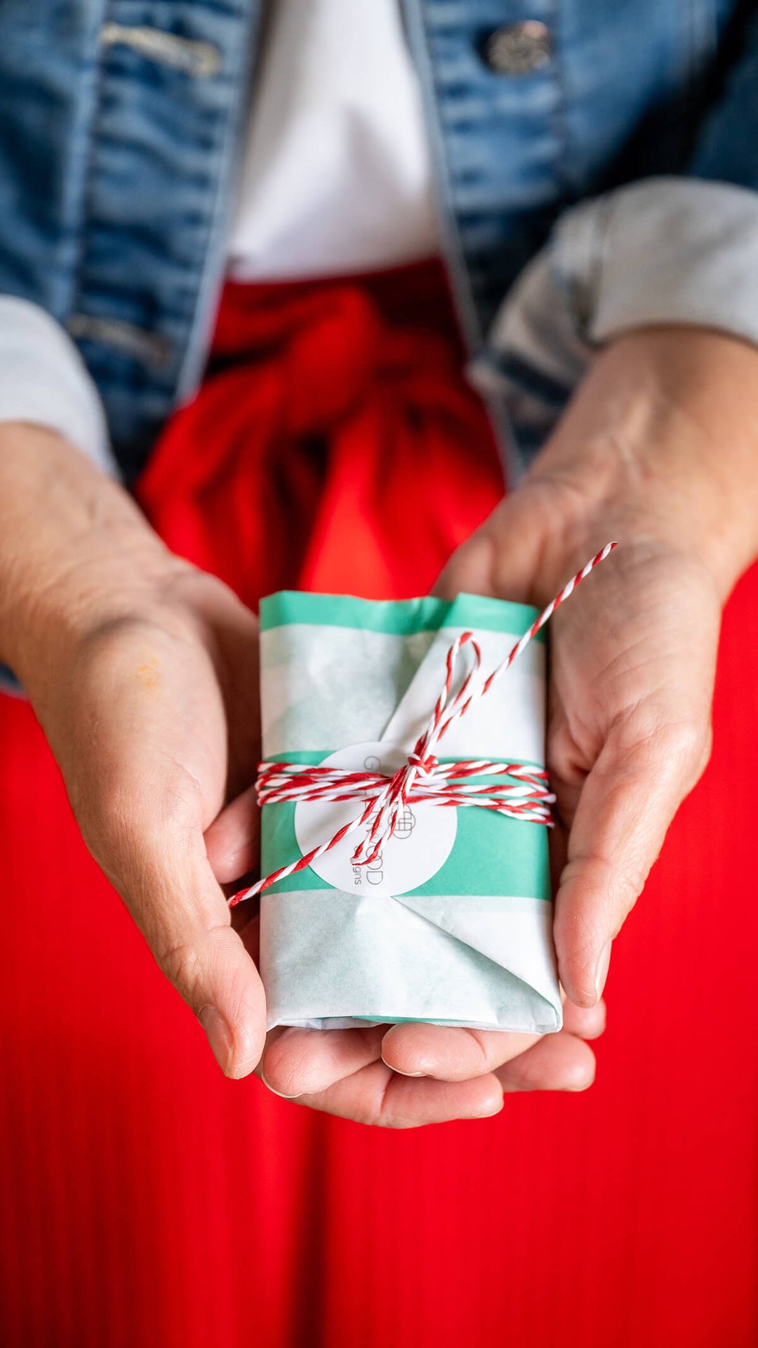 Snowflake Christmas Earring in Red & Gold