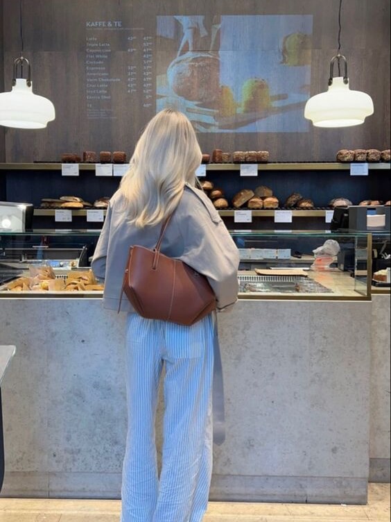 Pernilla – Fitted tote bag with side ruching