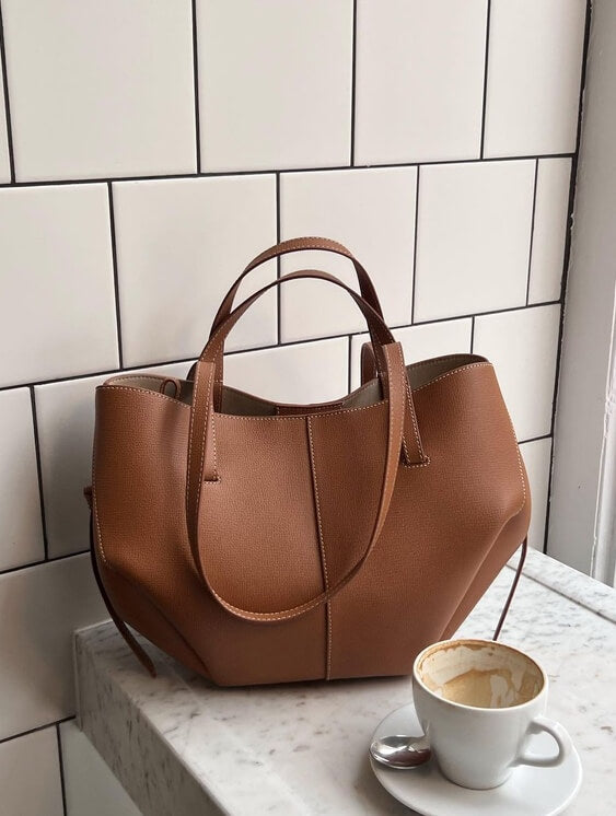 Pernilla – Fitted tote bag with side ruching