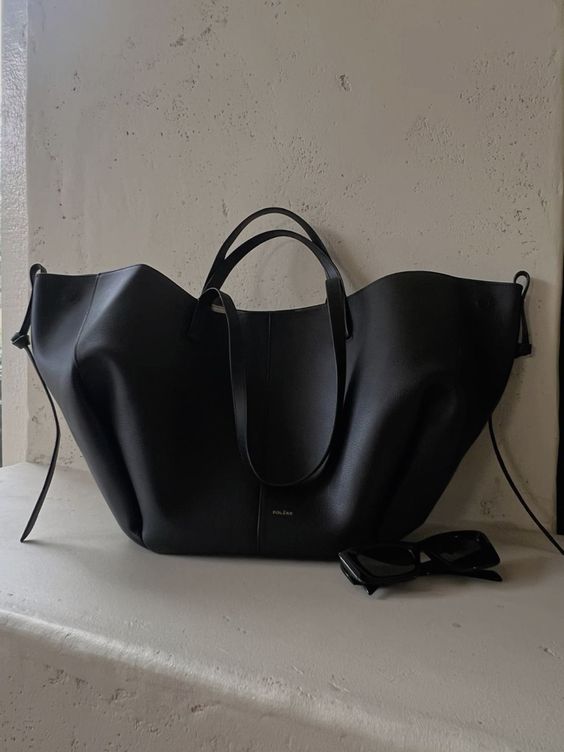 Pernilla – Fitted tote bag with side ruching