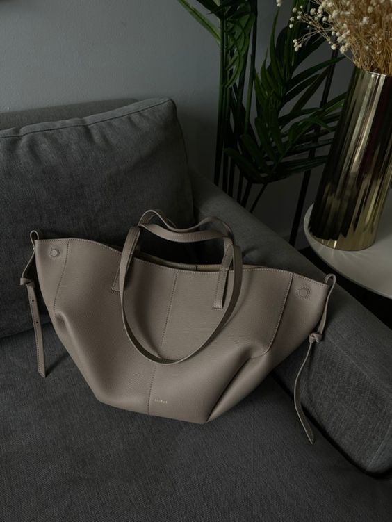 Pernilla – Fitted tote bag with side ruching