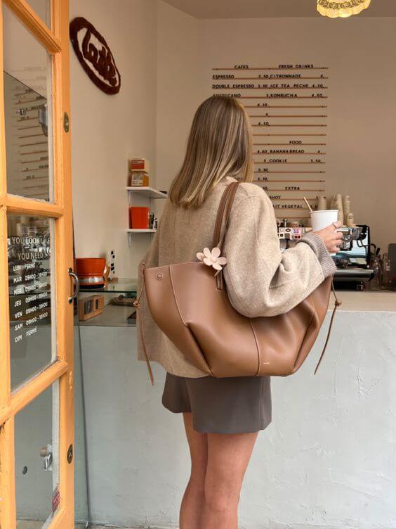 Pernilla – Fitted tote bag with side ruching